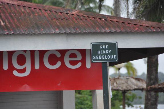 Placa de rua já nos mostra que estamos fora do Brasil (em Saint Georges, na Guiana Francesa)